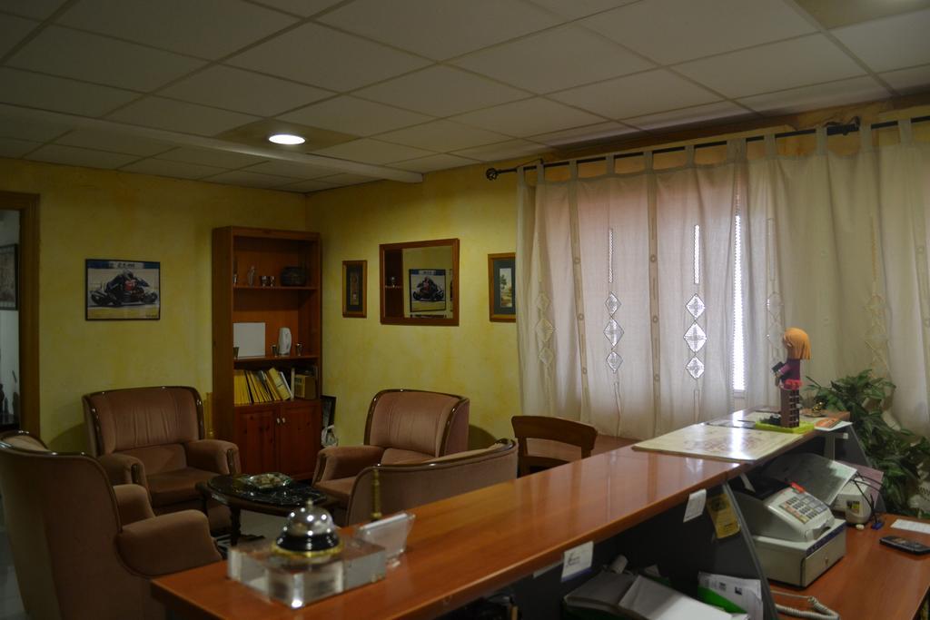 Hostal Al-Qazeres Caces Exterior foto