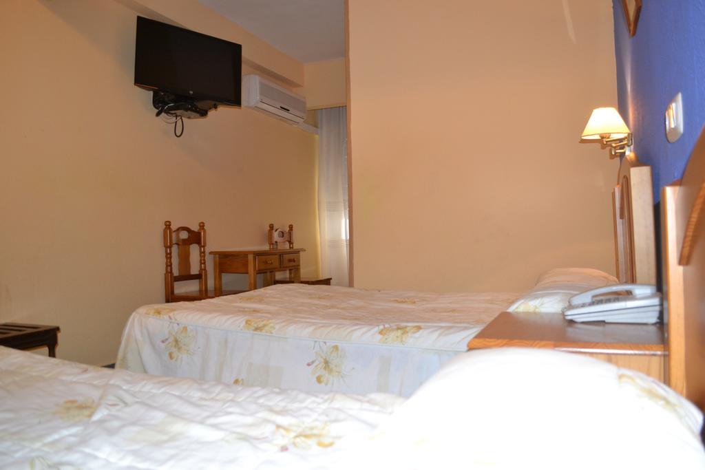 Hostal Al-Qazeres Caces Habitación foto