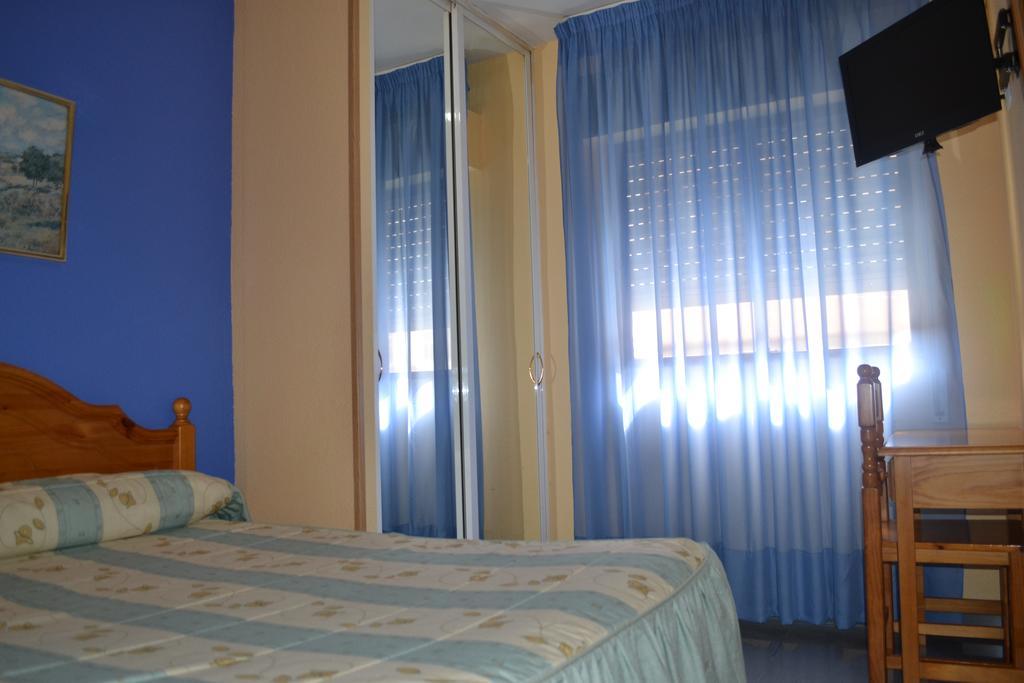 Hostal Al-Qazeres Caces Habitación foto