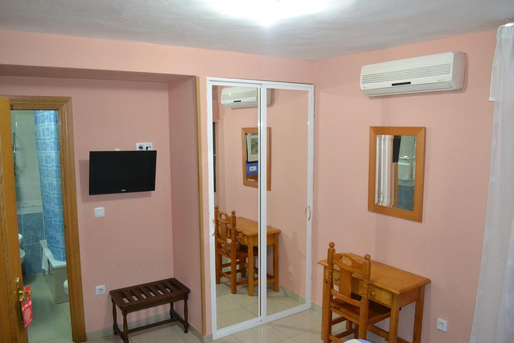 Hostal Al-Qazeres Caces Habitación foto