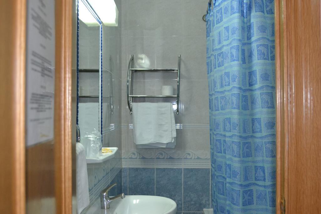 Hostal Al-Qazeres Caces Habitación foto