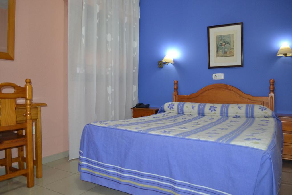 Hostal Al-Qazeres Caces Habitación foto