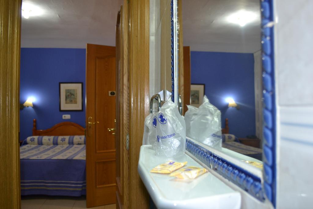 Hostal Al-Qazeres Caces Exterior foto