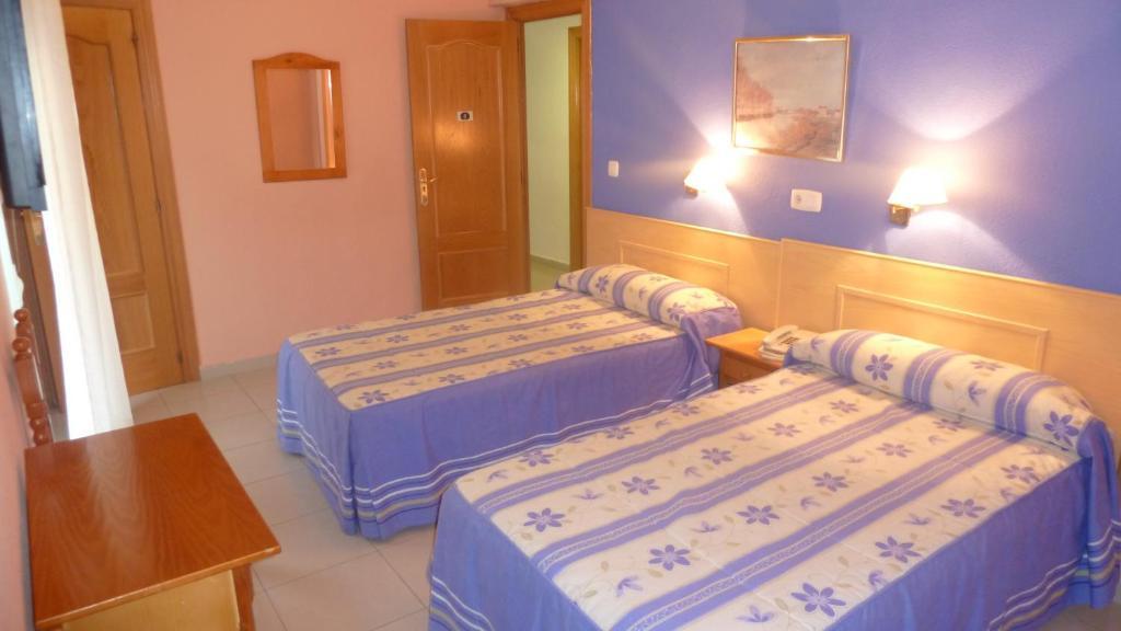 Hostal Al-Qazeres Caces Exterior foto